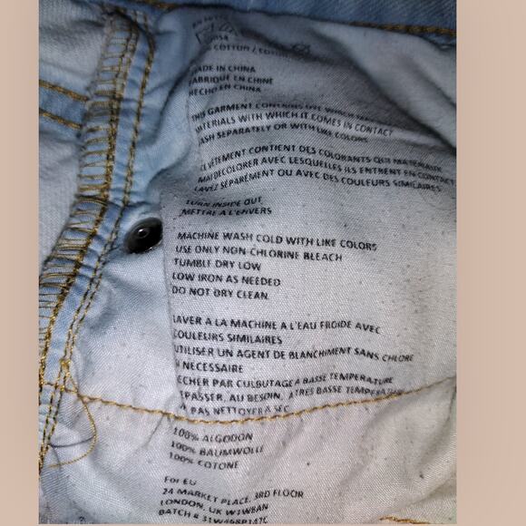 Urban Outfitters BDG Faded Denim, button closure high rise cuffed shorts size 27 - Picture 3 of 3